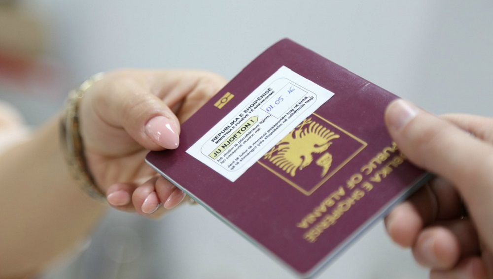 Xhacka: Nis ofrimi i sherbimeve konsullore per shqiptaret ne Irlande dhe Kanada